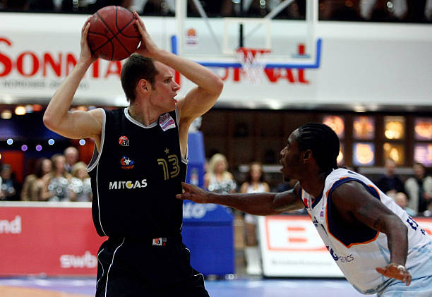 同时凭借高 同时凭借高